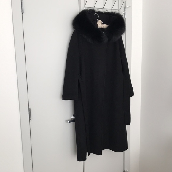 LUXURIOUS, AND ELEGANT COAT ~ Fine wool and fox fur collar. - Picture 2 of 14
